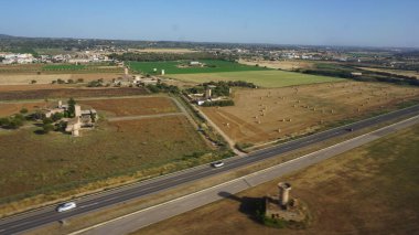 Balearic Adaları 'ndaki Mallorca kırsal alanlarının manzarası güneşli bir bahar öğleden sonrası bir uçaktan