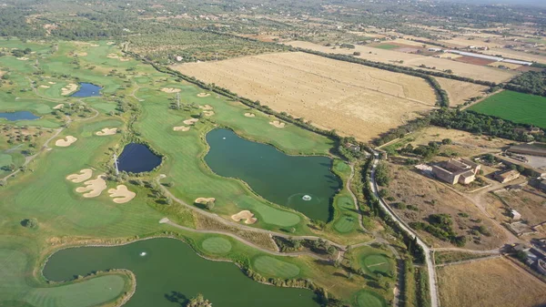 İspanya, Balearic Adaları, Mallorca 'da bir golf sahasının manzarası. Bir uçaktan görüldü.