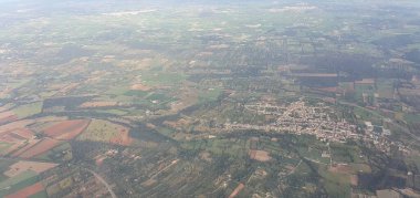 Bulutlu bir günde Mallorca 'nın kırsal bölgelerine ait görüntüler Palma de Mallorca havaalanına inen bir uçaktan alınmıştır.