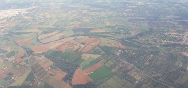 Bulutlu bir günde Mallorca 'nın kırsal bölgelerine ait görüntüler Palma de Mallorca havaalanına inen bir uçaktan alınmıştır.