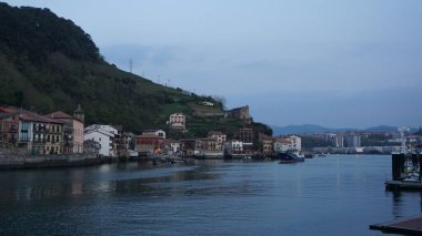 Pasaia 'nın alacakaranlıktaki görüntüsü