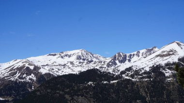 Andorra 'da bir kayak merkezinde kar ve dağ manzarası