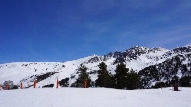 Andorra 'da bir kayak merkezinde kar ve dağ manzarası