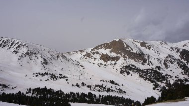 Andorra 'da bir kayak merkezinde kar ve dağ manzarası