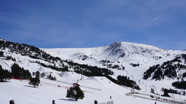 アンドラのスキー場での雪と山の風景 — ストック写真