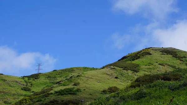南から北へ横断する際にマデイラ山脈の緑と黄色の風景は — ストック写真