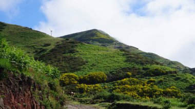 Dağlık arazi. Queimadas Orman Parkı 'ndaki dağların manzarası Caldeirao Verde yolu. Madeira Adası, Portekiz, Avrupa.