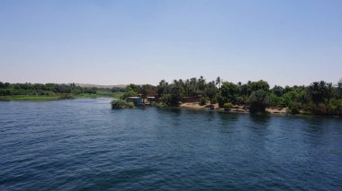 Mısır 'daki Nil Nehri kıyısının manzarası