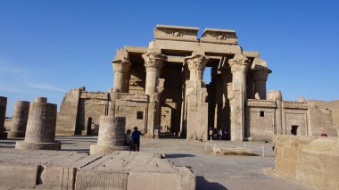 Mısır 'daki Nil Nehri boyunca uzanan Komombo tapınağının manzarası