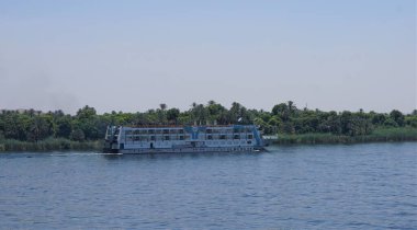 Edfu, Mısır, 13 Temmuz 2022: Nil Nehri 'ndeki nehir yolcu gemisi