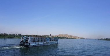 Edfu, Mısır, 13 Temmuz 2022: Nil Nehri 'ndeki nehir yolcu gemisi