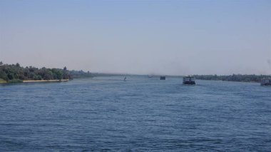 Edfu, Mısır, 13 Temmuz 2022: Nil Nehri 'ndeki nehir yolcu gemisi