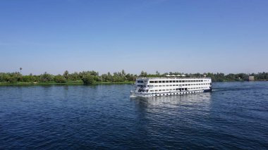 Edfu, Mısır, 13 Temmuz 2022: Nil Nehri 'ndeki nehir yolcu gemisi