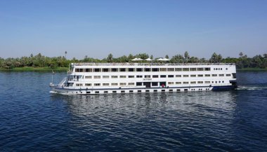 Edfu, Mısır, 13 Temmuz 2022: Nil Nehri 'ndeki nehir yolcu gemisi