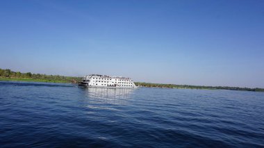 Edfu, Mısır, 13 Temmuz 2022: Nil Nehri 'ndeki nehir yolcu gemisi