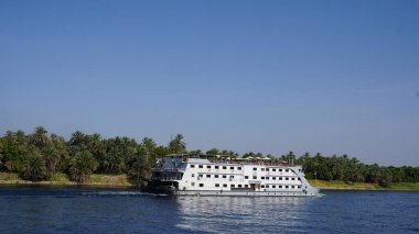 Edfu, Mısır, 13 Temmuz 2022: Nil Nehri 'ndeki nehir yolcu gemisi