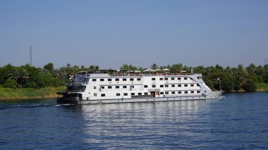 Edfu, Mısır, 13 Temmuz 2022: Nil Nehri 'ndeki nehir yolcu gemisi