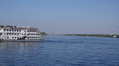 Edfu, Mısır, 13 Temmuz 2022: Nil Nehri 'ndeki nehir yolcu gemisi