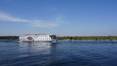 Edfu, Mısır, 13 Temmuz 2022: Nil Nehri 'ndeki nehir yolcu gemisi