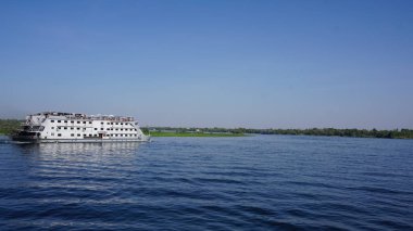 Edfu, Mısır, 13 Temmuz 2022: Nil Nehri 'ndeki nehir yolcu gemisi