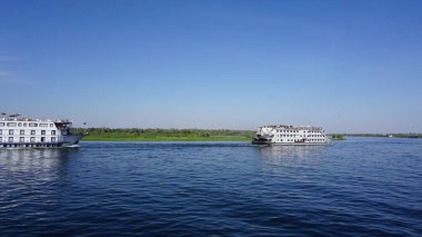 Edfu, Mısır, 13 Temmuz 2022: Nil Nehri 'ndeki nehir yolcu gemisi