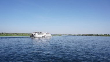 Edfu, Mısır, 13 Temmuz 2022: Nil Nehri 'ndeki nehir yolcu gemisi