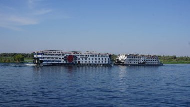 Edfu, Mısır, 13 Temmuz 2022: Nil Nehri 'ndeki nehir yolcu gemisi