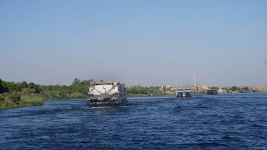 Edfu, Mısır, 13 Temmuz 2022: Nil Nehri 'ndeki nehir yolcu gemisi