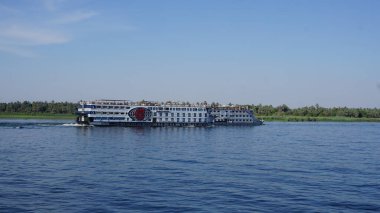 Edfu, Mısır, 13 Temmuz 2022: Nil Nehri 'ndeki nehir yolcu gemisi