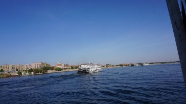 Edfu, Mısır, 13 Temmuz 2022: Nil Nehri 'ndeki nehir yolcu gemisi