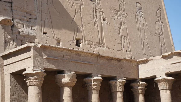 Edfu, Mısır 'daki tanrı Horus' un tapınağı.