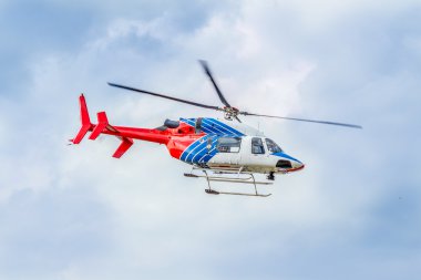 renkli helikopter gökyüzünde hareket