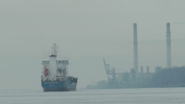 Grote schip op de rivier in een dag mist — Stockvideo