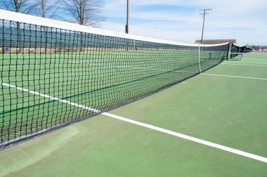 net ve yeşil yüzey ile tenis kortları