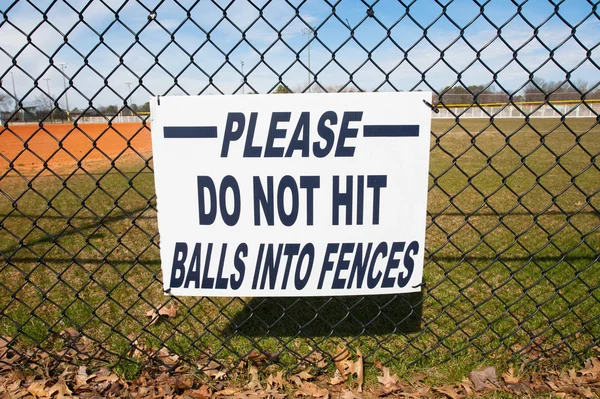 Firma in un campo da pallone con recinzione Foto Stock Royalty Free