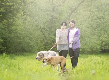 bir kadın olarak aracılığıyla doğa köpeği olan bir adam