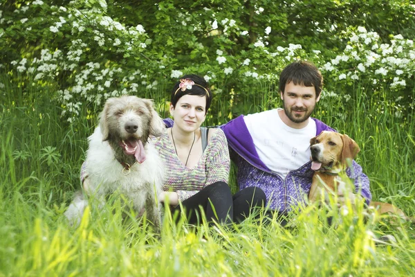 Femme et homme avec des chiens — Photo