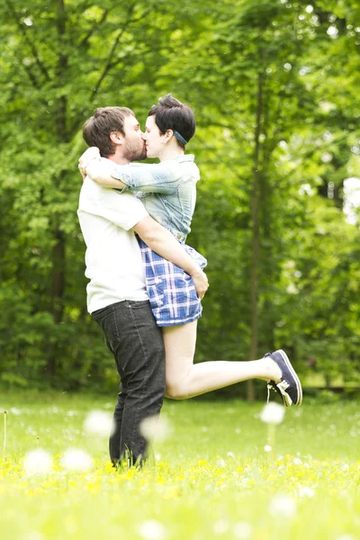 Mulher e homem beijando — Fotografia de Stock