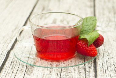 ahşap masa üzerinde çilek ile çay