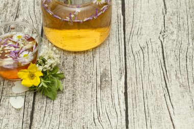 Çiçekli bir fincan bitki çayı.