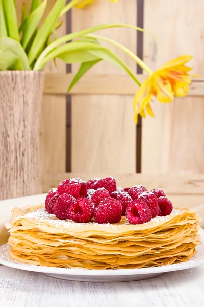 Crepes franceses com framboesas frescas e açúcar em pó (foco seletivo ) — Fotografia de Stock