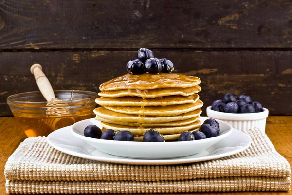 Stack of pancakes with fresh blueberry and honey (selective focus) — Stock Photo, Image