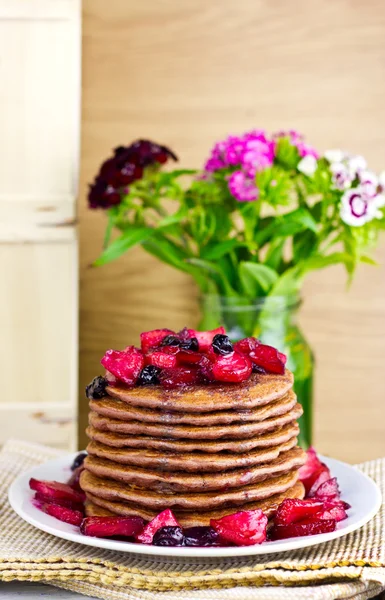 Pancakes with caramelized apples and blueberries, selective focus — Stock Photo, Image