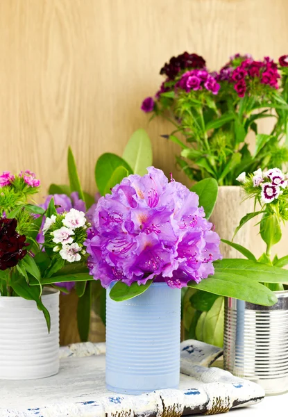与手工制作的花瓶，选择性焦点的不同的多彩春天的花朵 — 图库照片
