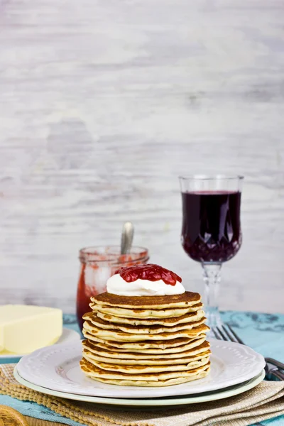 Delicious pancakes with sour cream and homemade strawberry jam for breakfast, selective focus — Stock Photo, Image