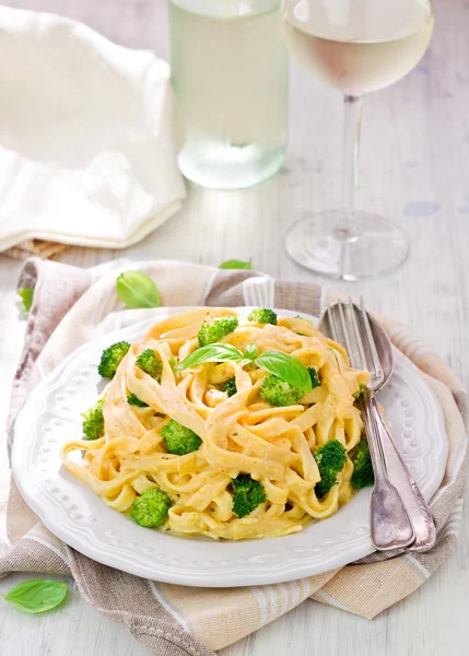 Fettuccine con brócoli, crema de tomate y albahaca —  Fotos de Stock