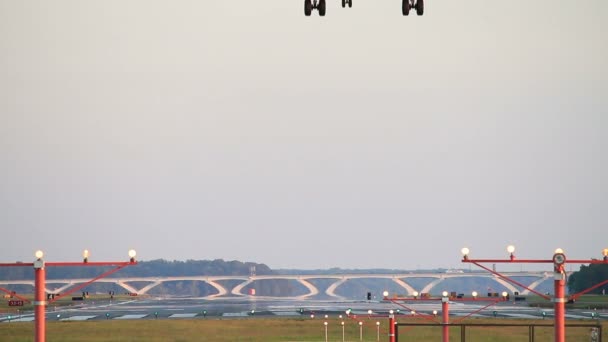 Imagini Avion Comercial Care Aterizează Într Aeroport — Videoclip de stoc