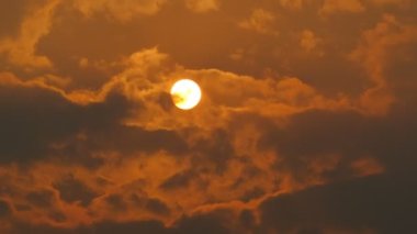 Gün batımının hareket eden bulutlu 4K görüntüsü.