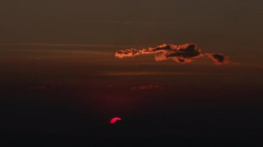 Günbatımında zaman kaybı ya da gün doğumu güzel bulut ve gökyüzü doğa manzarası. 4K görüntü.