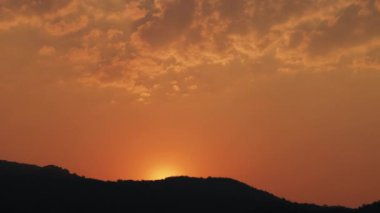 Günbatımında zaman kaybı ya da gün doğumu güzel bulut ve gökyüzü doğa manzarası. 4K görüntü.